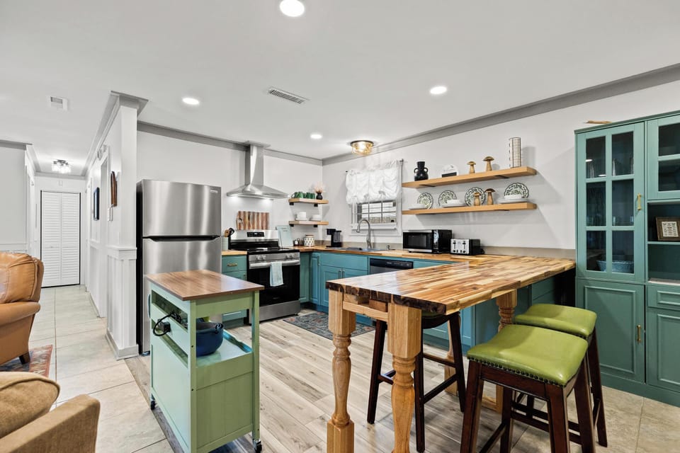 House, 2 Bedrooms, Pets Allowed | Private kitchen | Full-size fridge, microwave, oven, stovetop