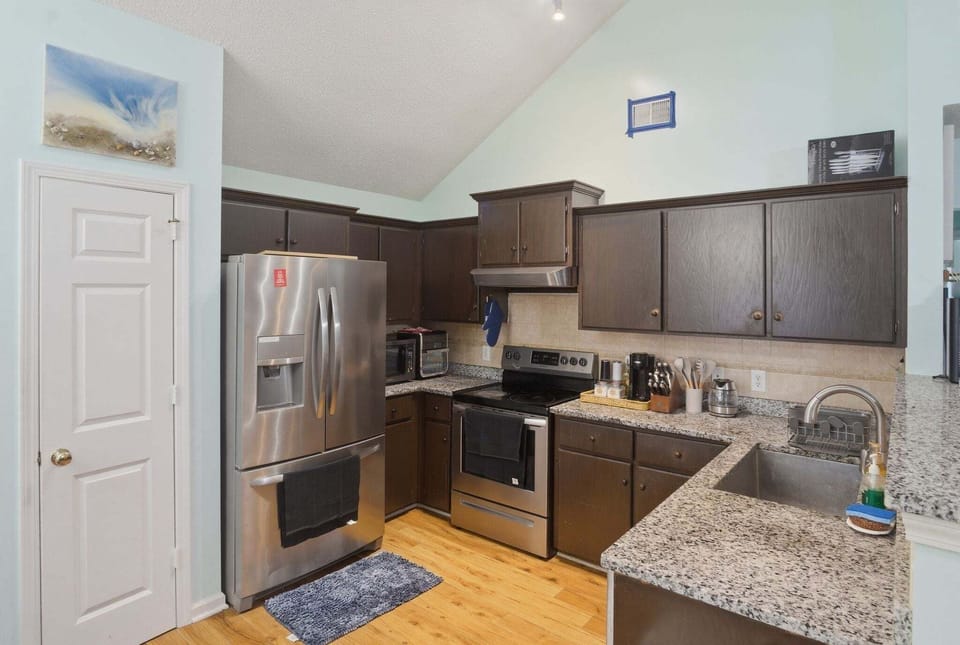 House, 3 Bedrooms | Private kitchen | Coffee/tea maker, fridge, oven, toaster