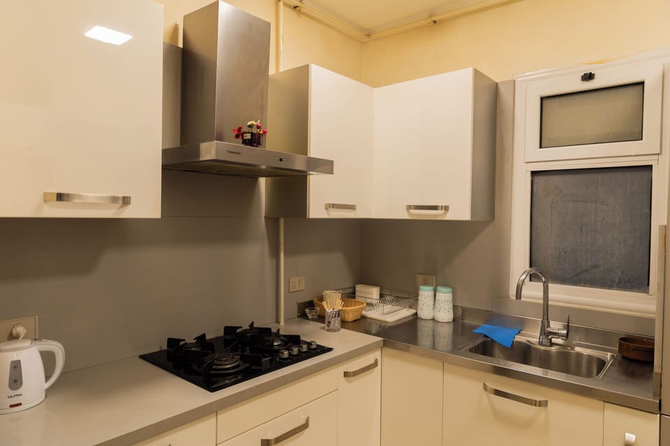 Full-size fridge, microwave, oven, stovetop