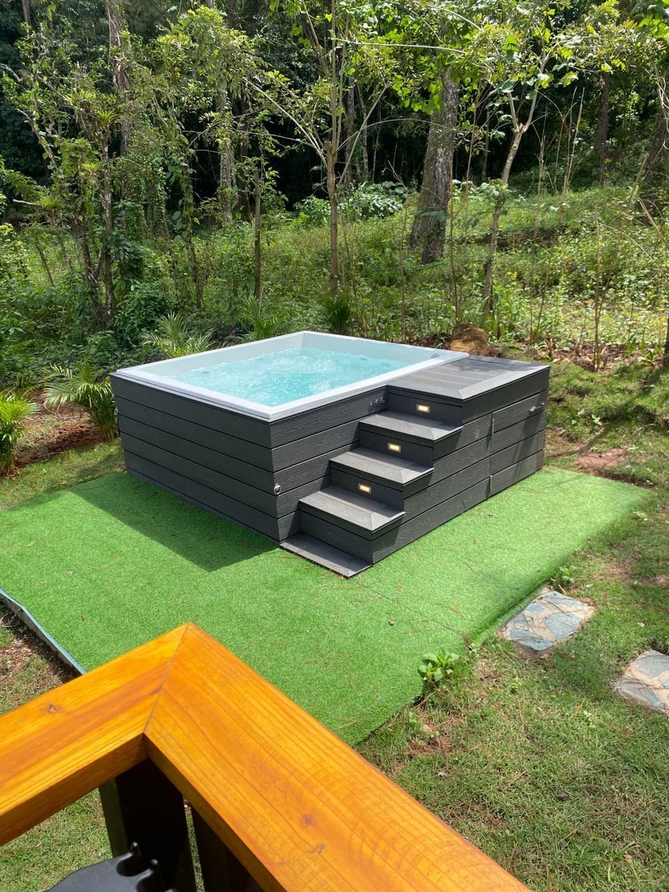 Outdoor spa tub