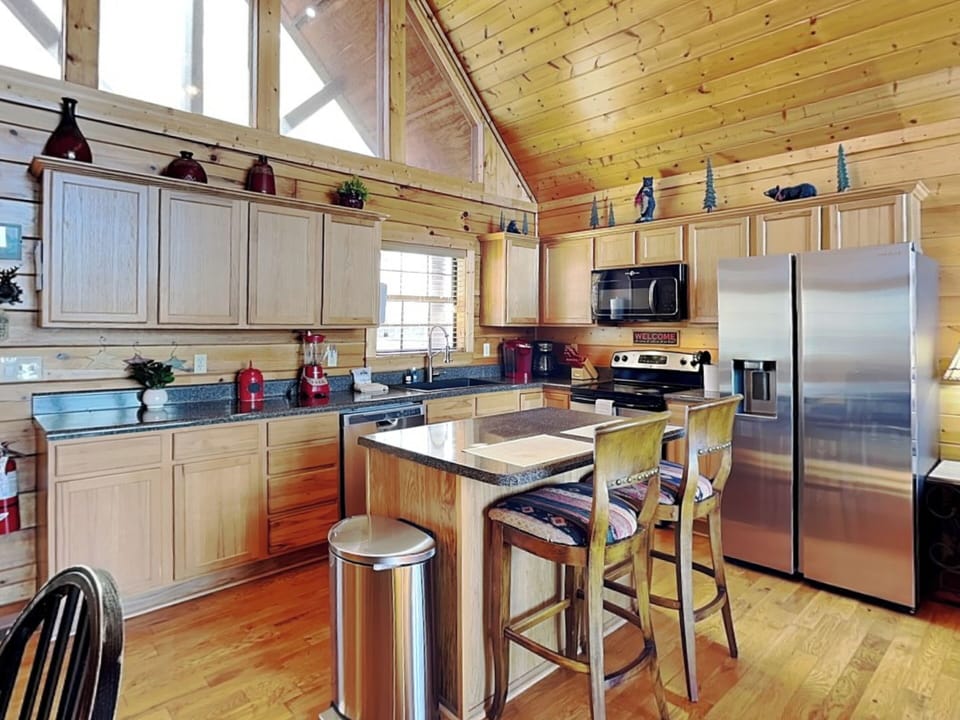Full Kitchen w. Stainless Steel Appliances