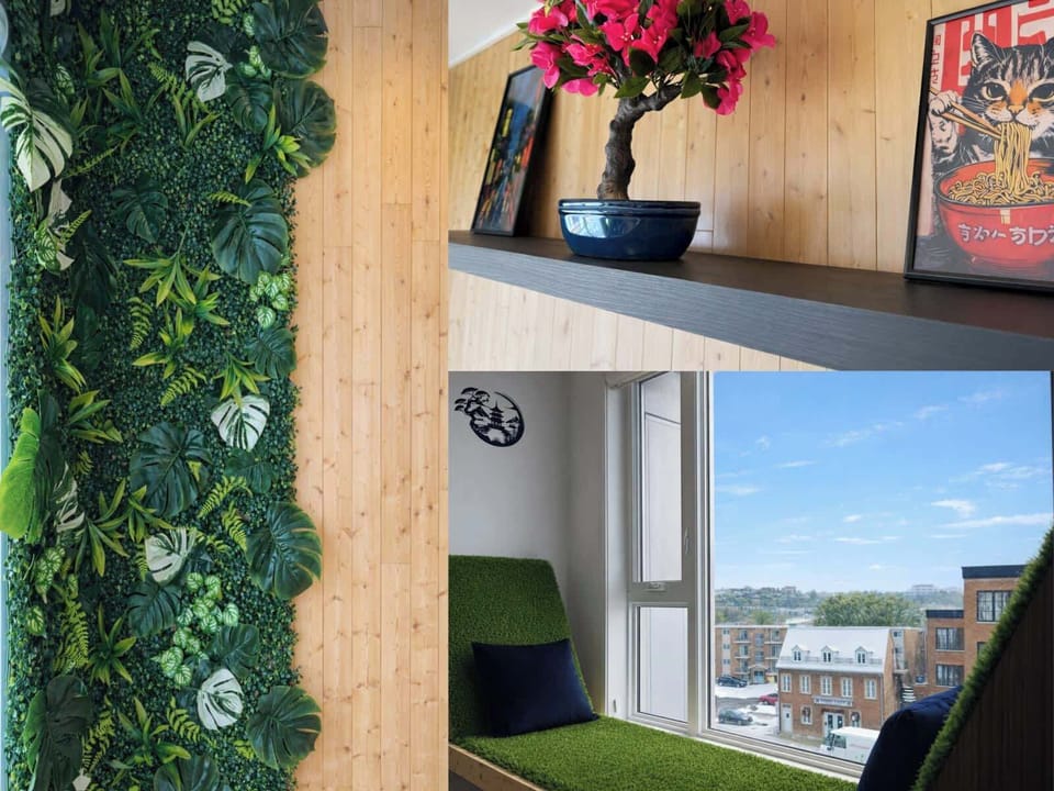 Profitez d'un séjour vibrant d'inspiration naturelle avec des murs végétalisés et des accents de bois chaleureux. Détendez-vous près de la fenêtre en admirant la vue sur la ville dans ce coin douillet et lumineux conçu pour votre confort.