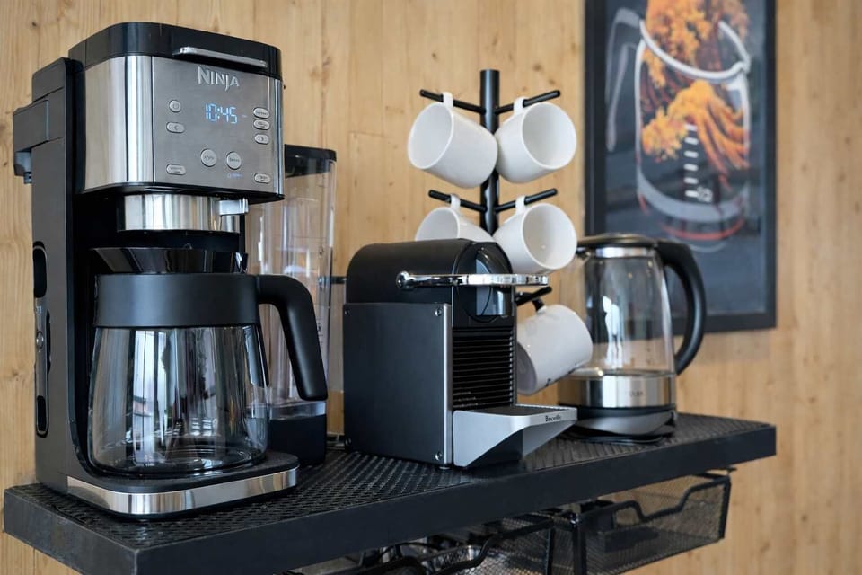 Commencez la journée du bon pied avec notre bar à boissons entièrement équipé. Que vous préfériez un café filtre, un espresso rapide ou une tasse de thé apaisante, nous avons tout prévu pour votre dose de caféine idéale.
