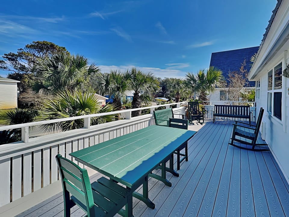 Large Upper Level Deck w. Dining and Seating Spaces