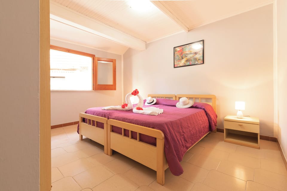 Economy Triple Room | Desk, bed sheets