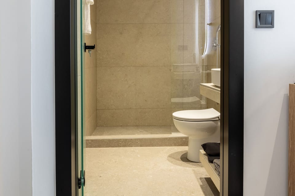Deluxe Double Room, Balcony | Bathroom