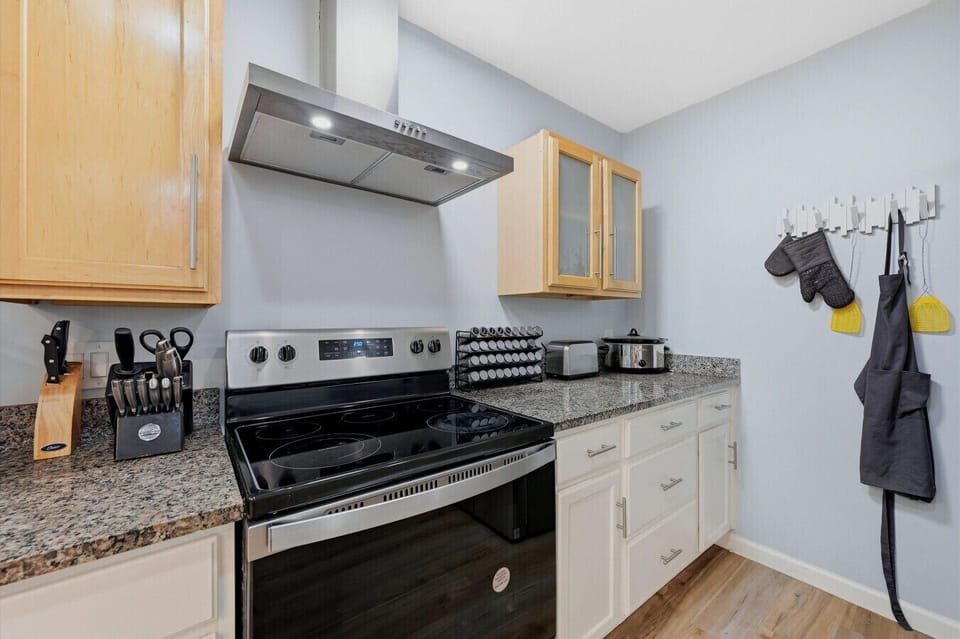 Kitchen | Electric Range | Exhaust Hood & Granite Countertops