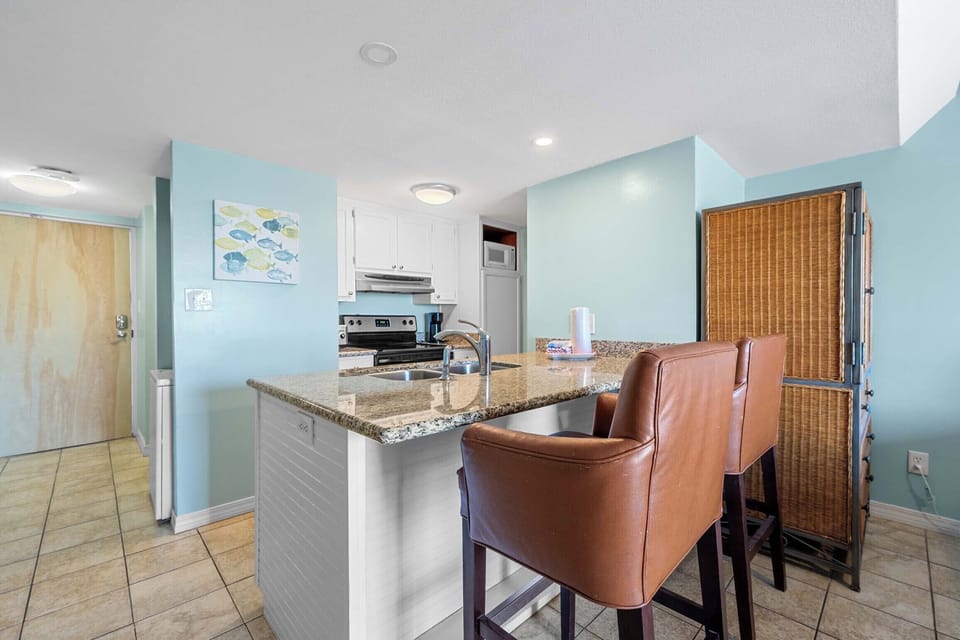 Eat-in kitchen bar seating