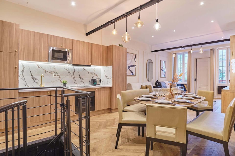 cuisine ouverte avec table pour diner