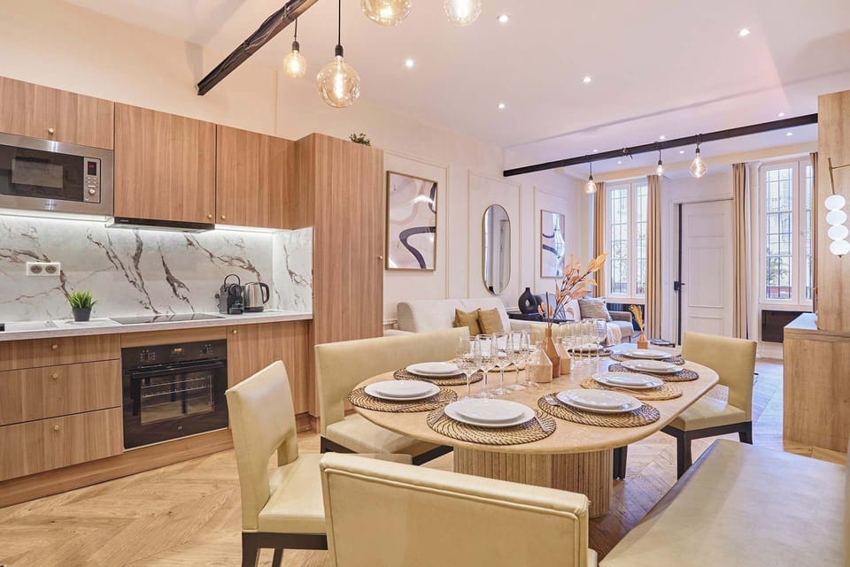 cuisine ouverte avec table pour diner