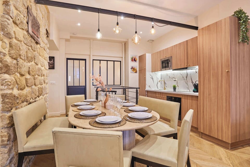cuisine ouverte avec table pour diner
