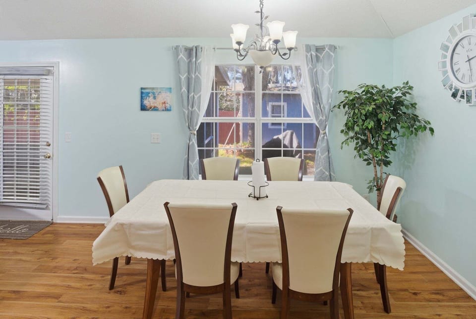 Architecture, Building, Dining Room, Dining Table, Furniture