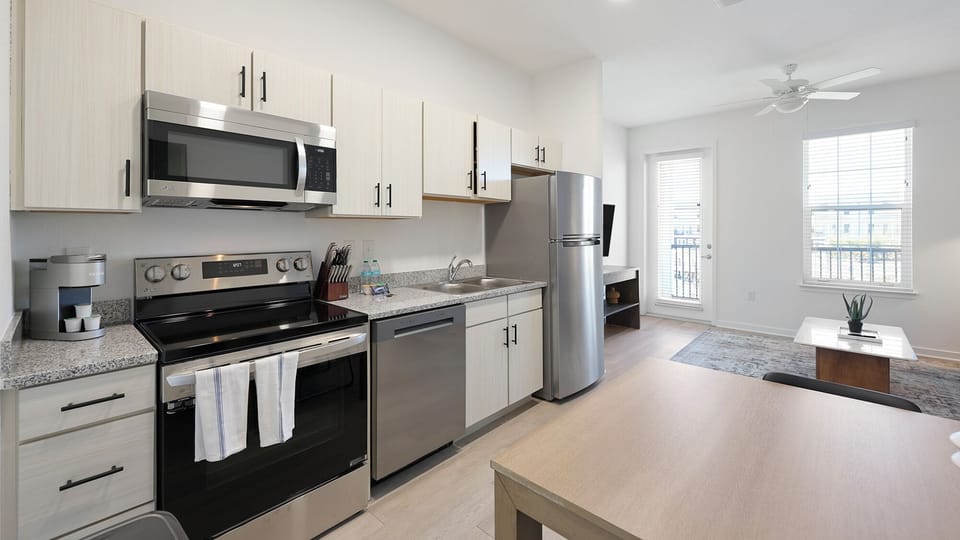 Apartment (2 Bedrooms) | Private kitchen | Fridge, microwave, oven, stovetop