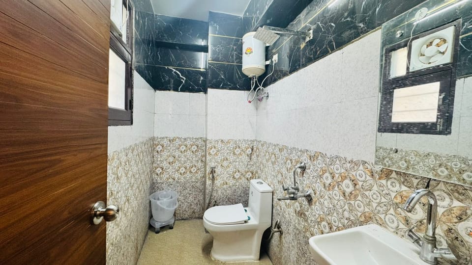 Superior Room | Bathroom | Shower, towels, soap, shampoo
