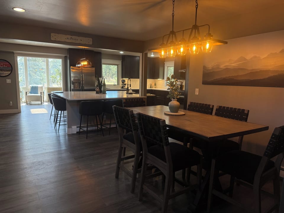 The dining area seats 6, with additional seating at the island for 6. 