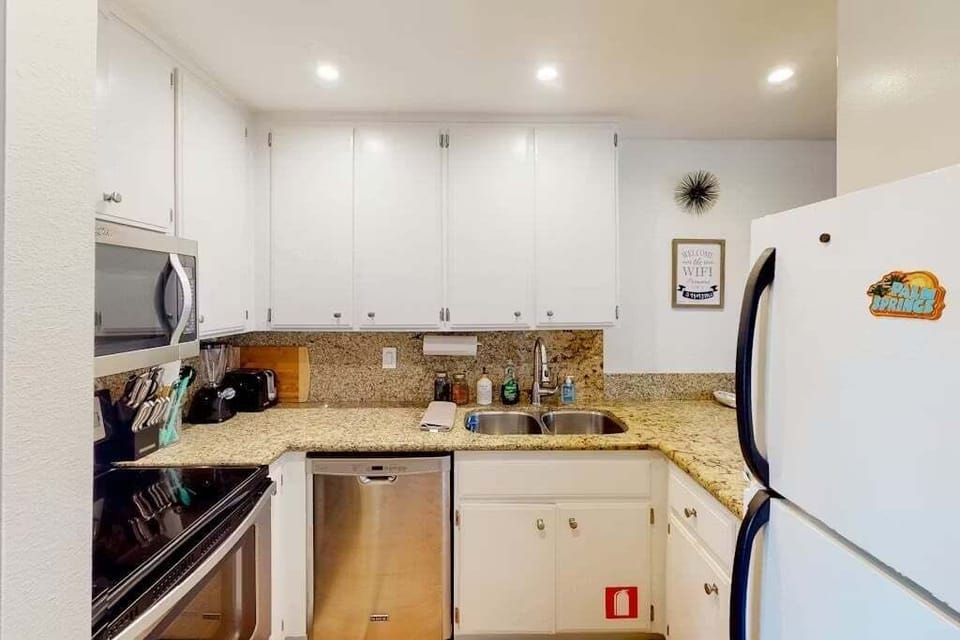 Condo, 1 King Bed, Balcony, Mountain View (Biarritz B17) | Private kitchen | Dining tables