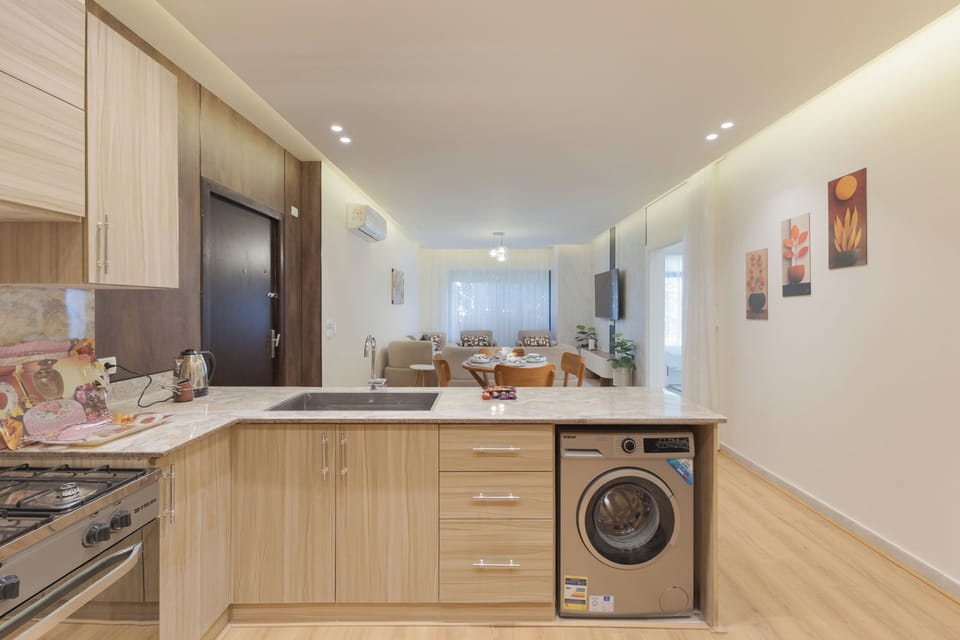 Full-size fridge, microwave, oven, stovetop