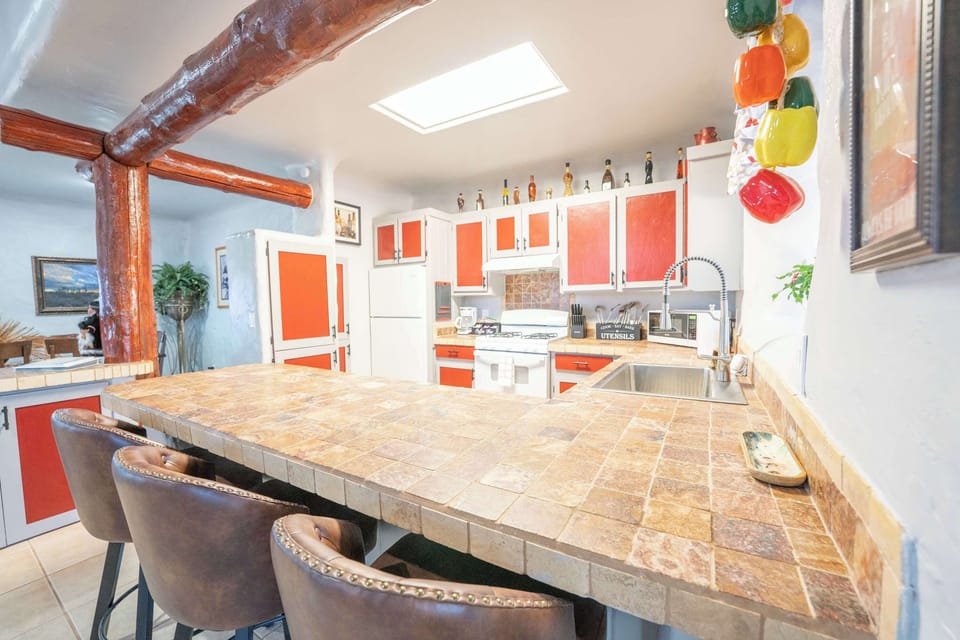 Breakfast Bar w/ Seating – Ideal for Coffee, Cocktails & Conversation