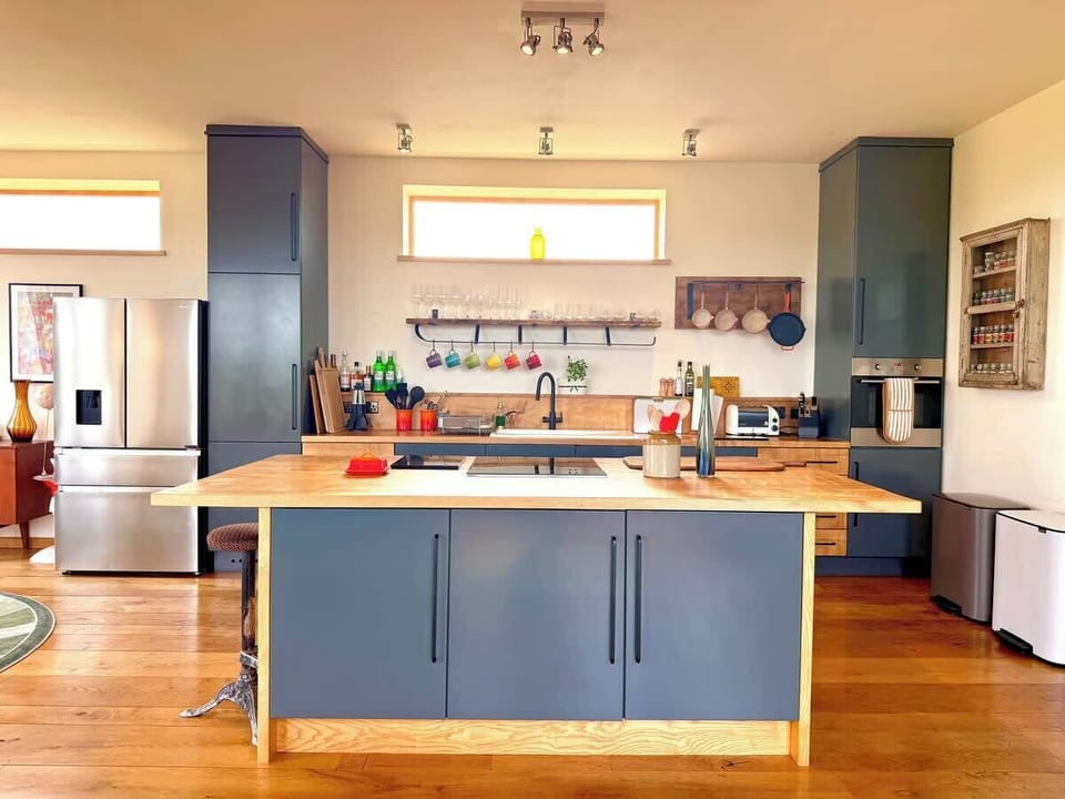 Full Kitchen with Microwave, Oven, Hob, Hot water tap, Toaster, Fridge and Freezer.