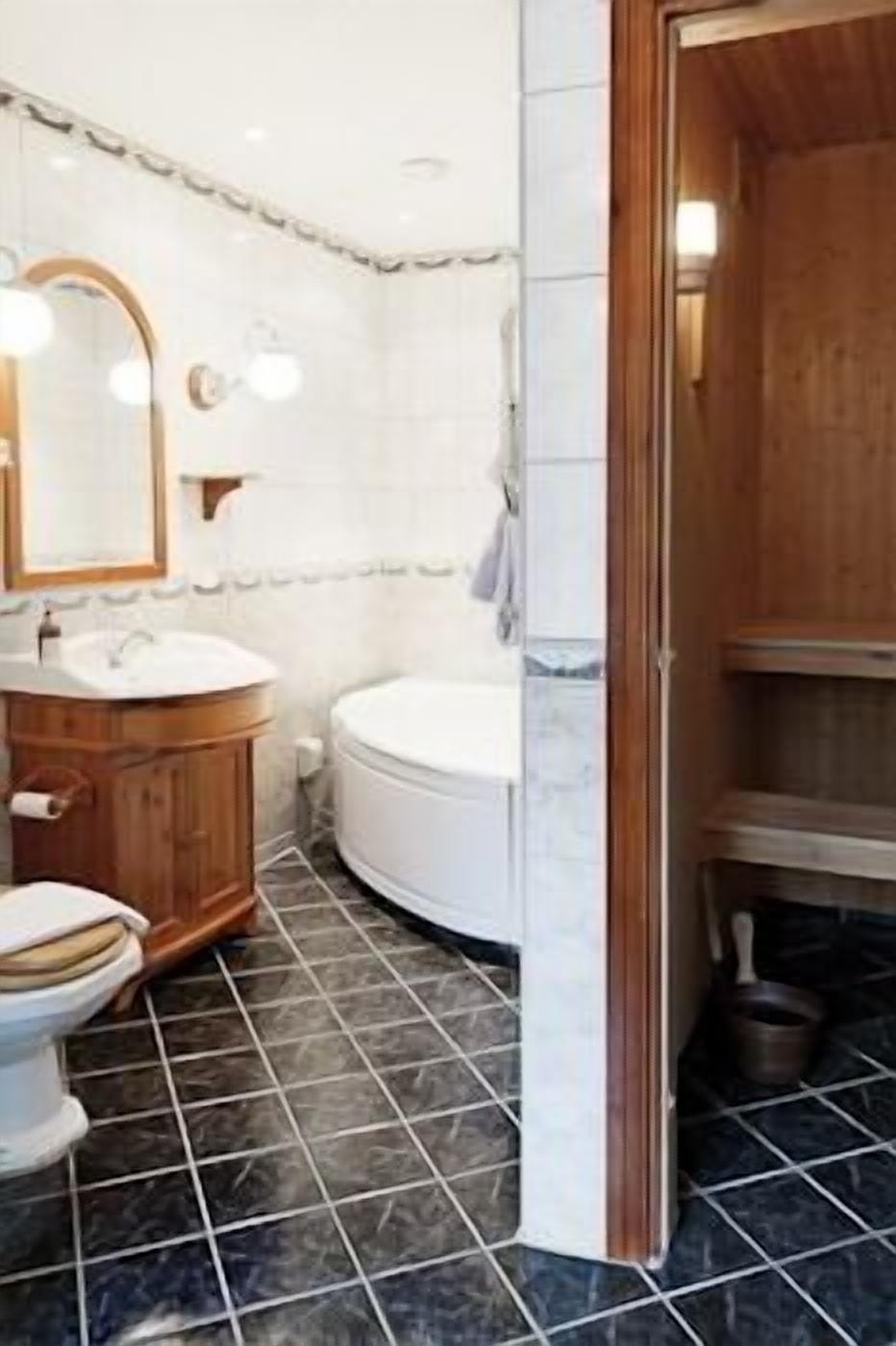 Luxury Suite | Deep soaking bathtub