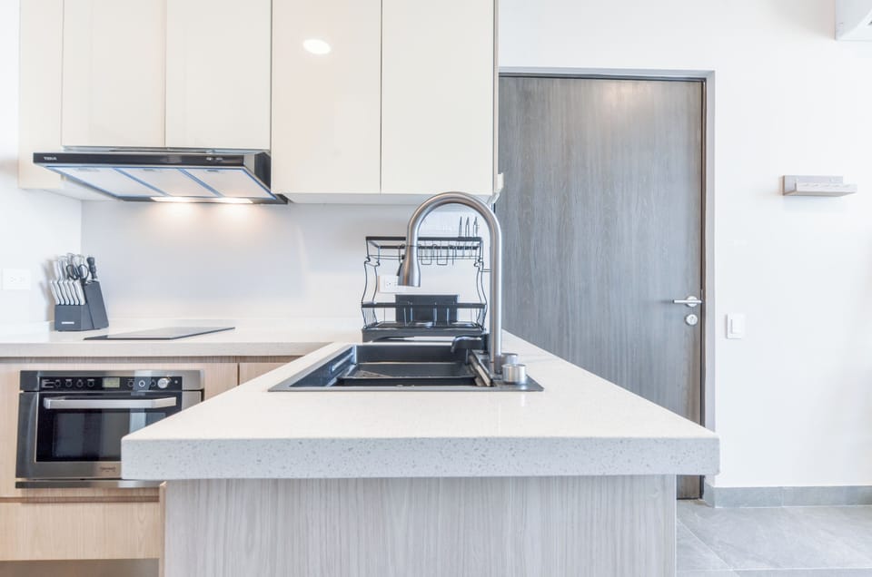 Exclusive Suite, City View | Private kitchen | Full-size fridge, microwave, stovetop, blender