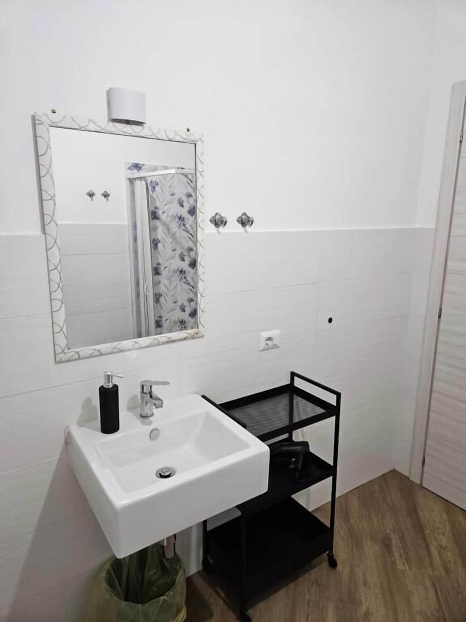 Deluxe Room, City View | Bathroom | Free toiletries, hair dryer, bidet, towels
