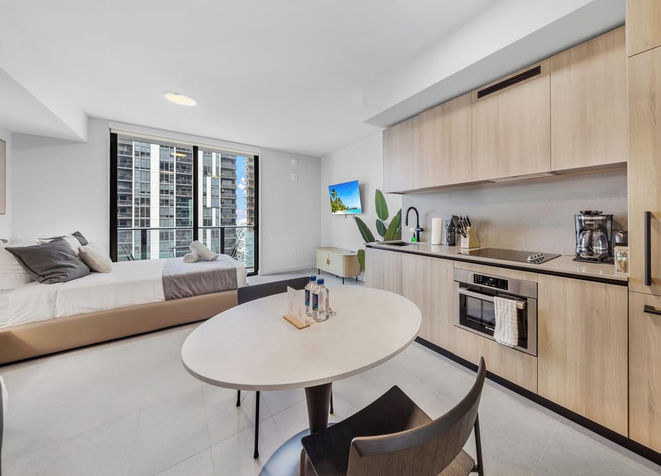 Studio, Balcony, City View | Interior