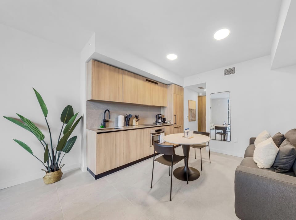 Studio, Balcony, City View | Interior