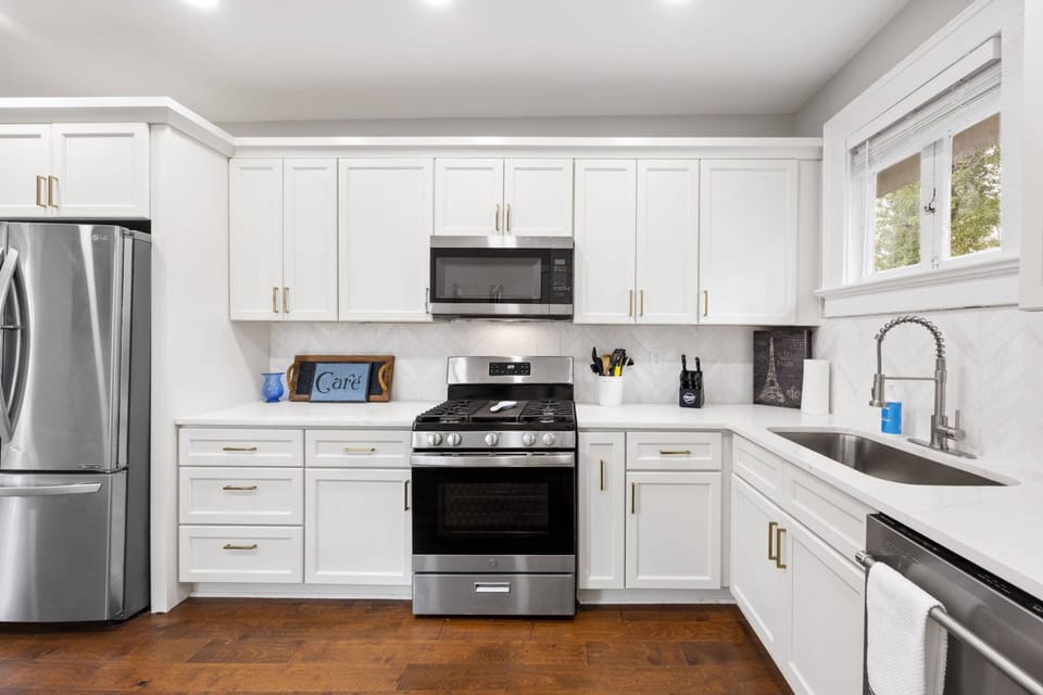 The kitchen offers everything you need to cook 3 meals a day.