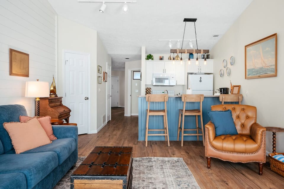 Cook up a storm and get some work done with our bright, open-plan flow. ☕