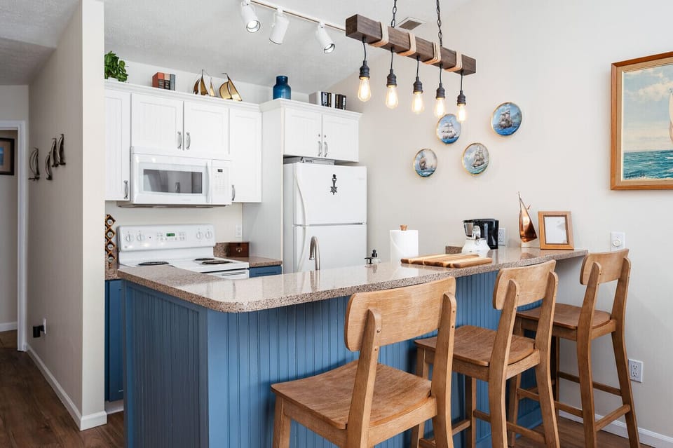 Clean, modern appliances and ample counter space for all your culinary needs. 🍽️