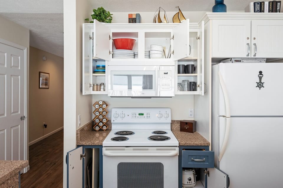 A fully-equipped kitchen featuring everything you need for a home-cooked meal. 🍳
