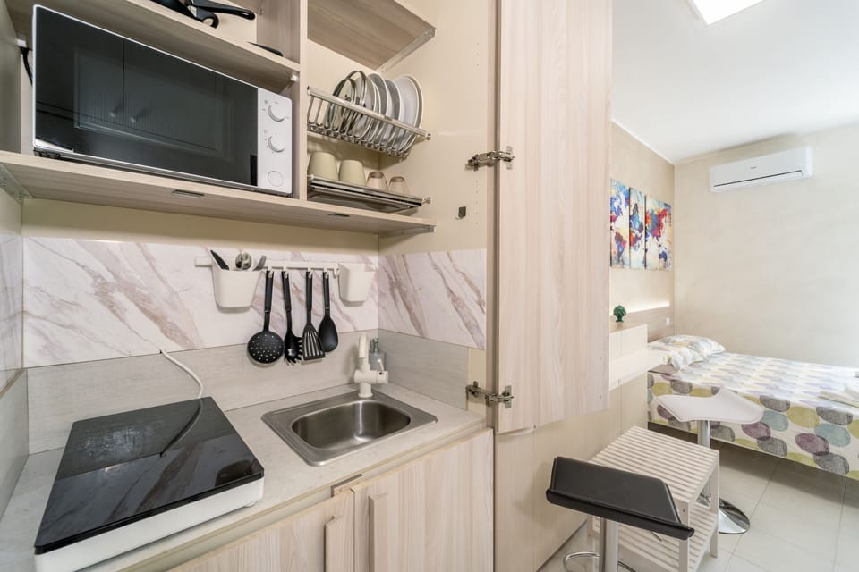 Comfort Room, 1 Bedroom, City View | Private kitchen