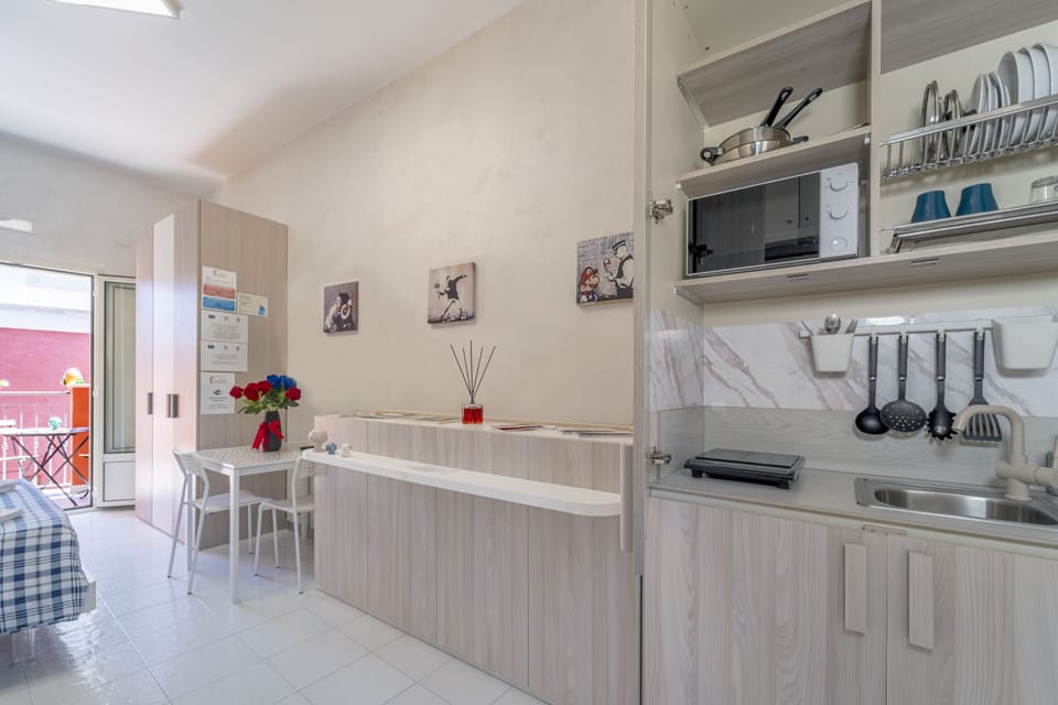 Comfort Room, 1 Bedroom, City View | Private kitchen