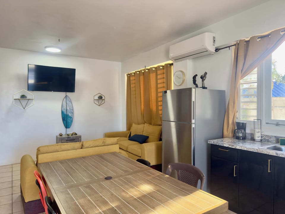 Spacious open-concept living & dining area, perfect for meals and gathering together.