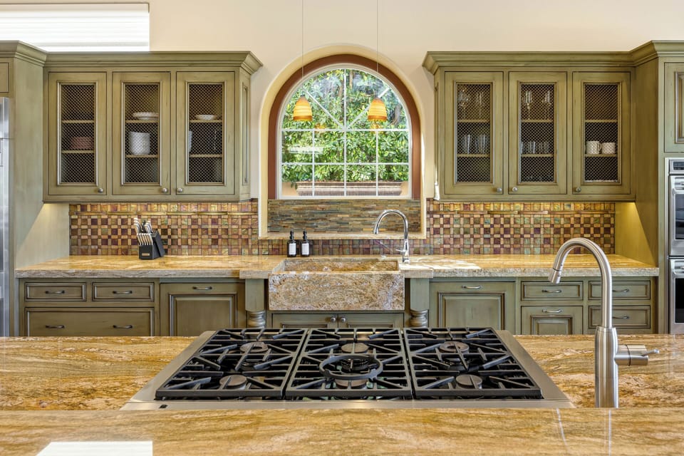 6-Burner cooktop with pot filler for added convenience.