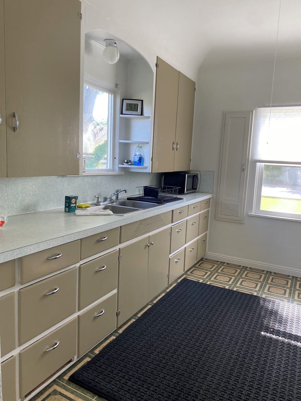 Full kitchen and cooking utensils