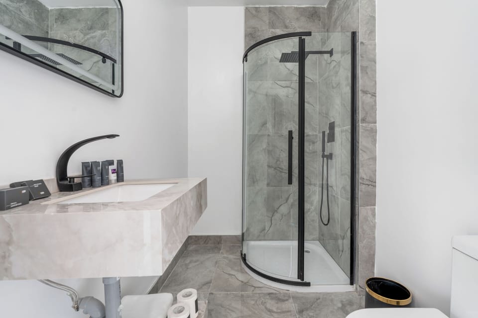 Elite Double Room, 1 Queen Bed | Bathroom | Shower, free toiletries, hair dryer, bathrobes