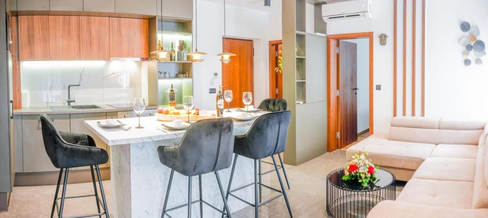 Dining area & kitchen