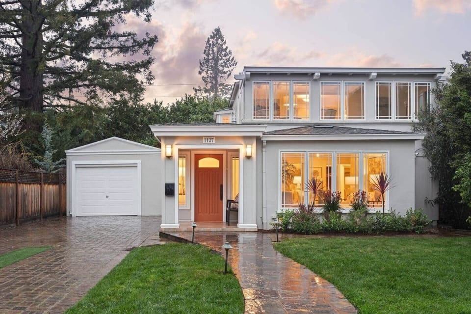 The listing only includes first floor. Please read listing description.