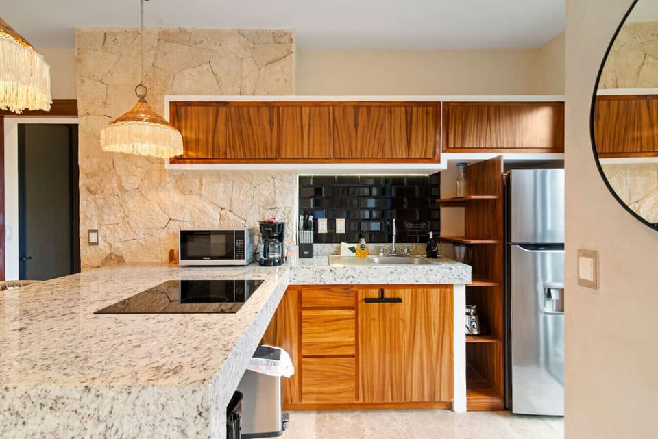 Fully equipped kitchen with everything you need to prepare breakfast, snacks, or dinner at home.