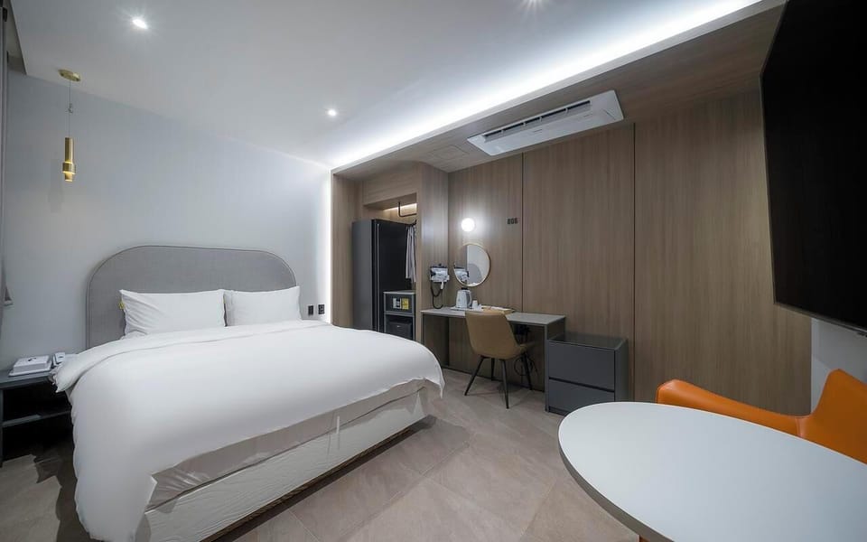 Premium bedding, in-room safe, desk, free WiFi