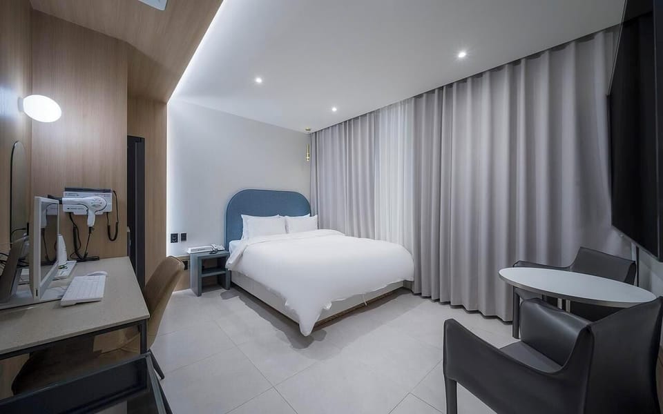 Premium bedding, in-room safe, desk, free WiFi