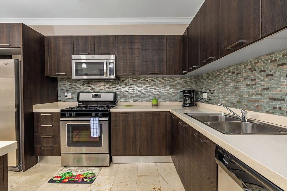 Experience the joy of cooking and dining in this beautifully bright interior. The modern kitchen is a chef’s dream, with contemporary cabinetry, high-end appliances, and plenty of workspace for culinary creativity.