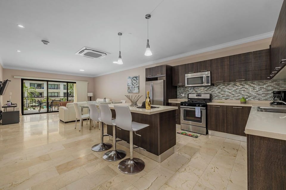 Experience the joy of cooking and dining in this beautifully bright interior. The modern kitchen is a chef’s dream, with contemporary cabinetry, high-end appliances, and plenty of workspace for culinary creativity.