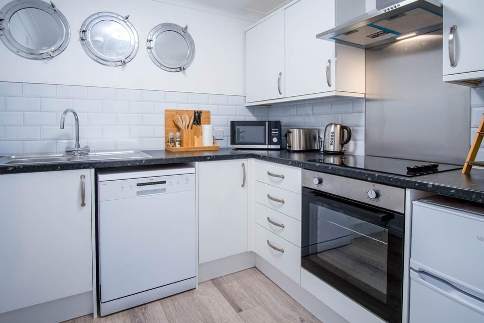 The Crows Nest - 1 Bed Apartment - Swansea Marina (10188)