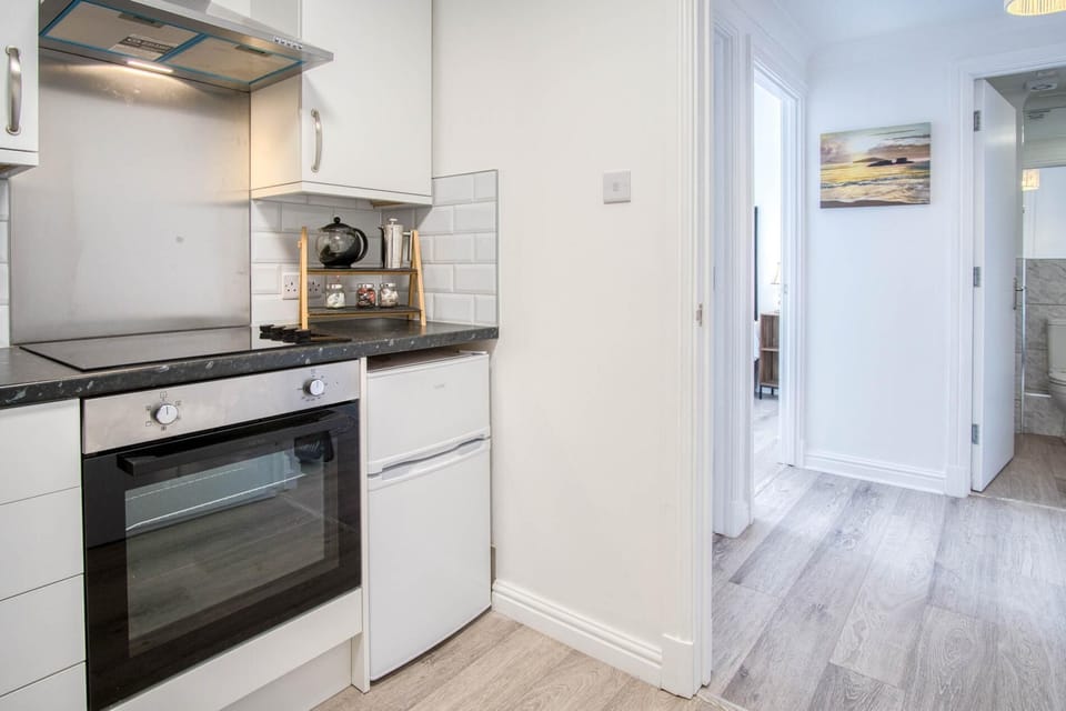 The Crows Nest - 1 Bed Apartment - Swansea Marina (10189)