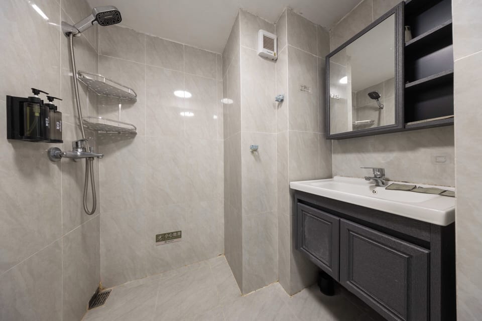 Standard Twin Room, City View | Bathroom | Shower, free toiletries, hair dryer, slippers