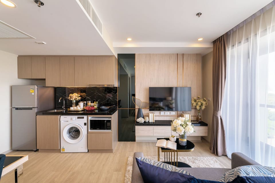 Deluxe Room, 1 King Bed, City View | Private kitchen | Full-size fridge, microwave, stovetop, cookware/dishes/utensils