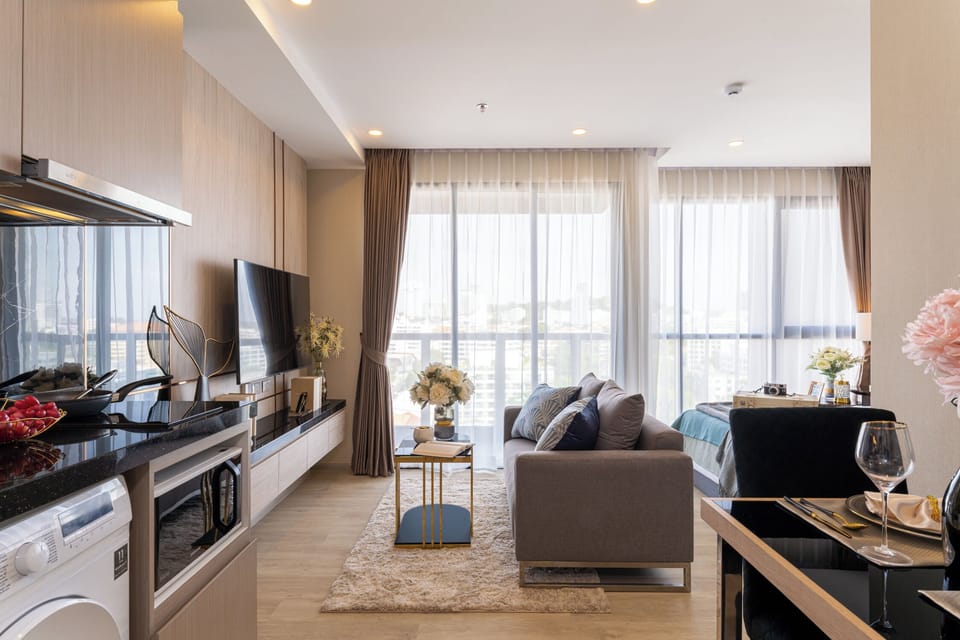 Deluxe Room, 1 King Bed, City View | Interior